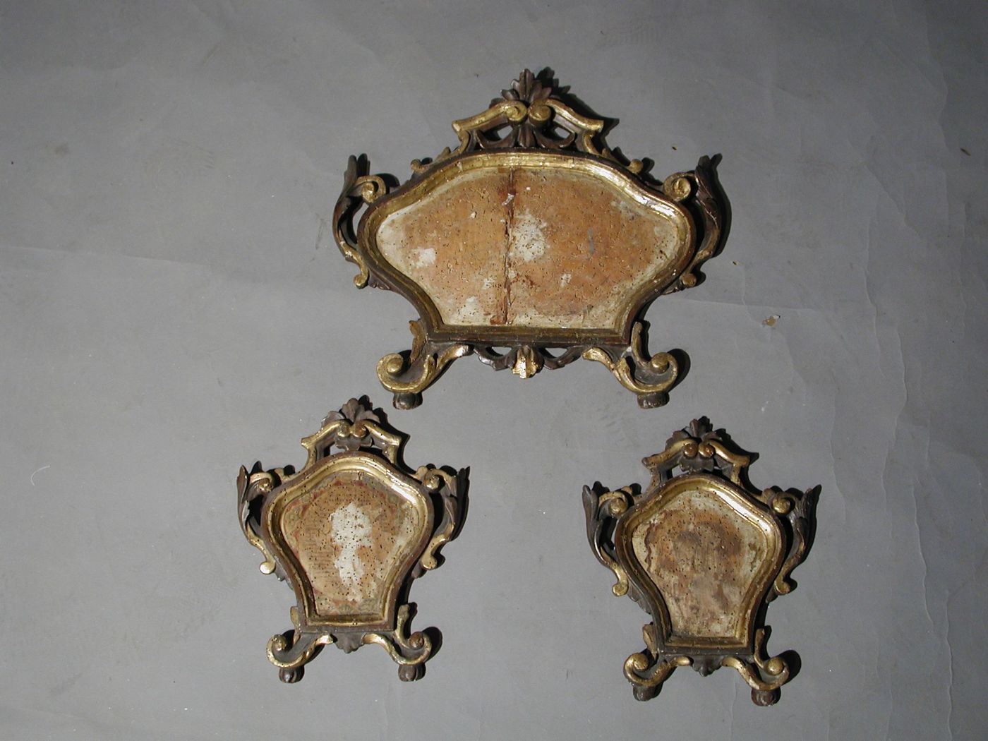 Trittico di carta glorie in legno intagliato dorato e laccato marrone XVIII° sec. cm.35x 25